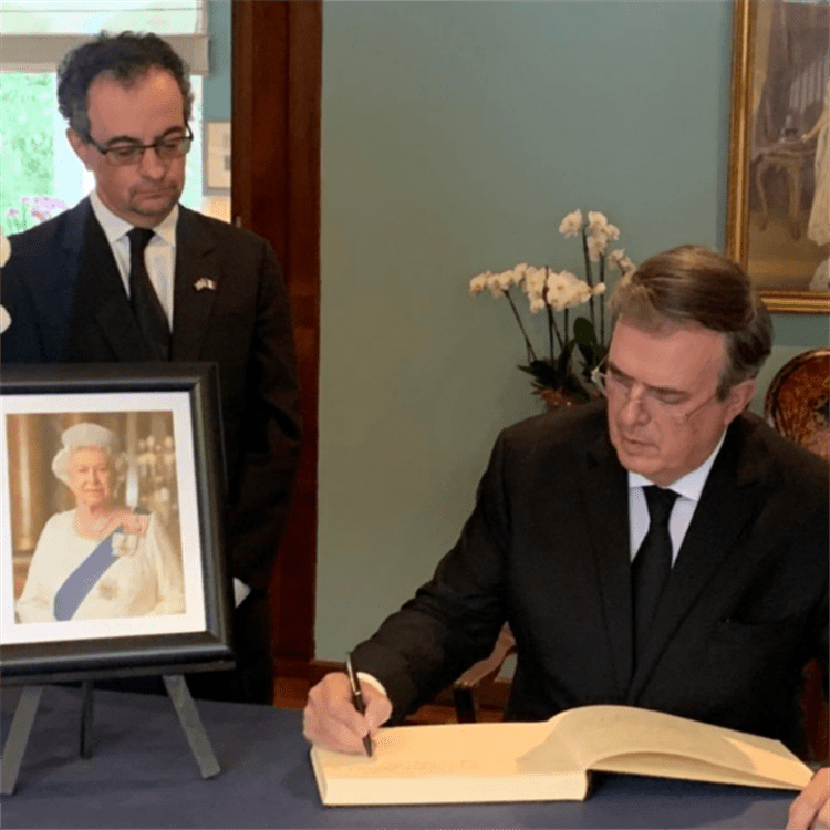Marcelo Ebrard firma el libro por muerte de la reina Isabel II en Reino Unido