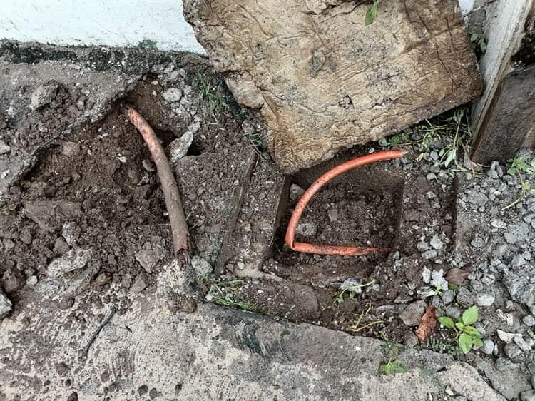 ¡Casi lo cachan! Vecinos en Boca del Río denuncian el robo de tuberías de agua