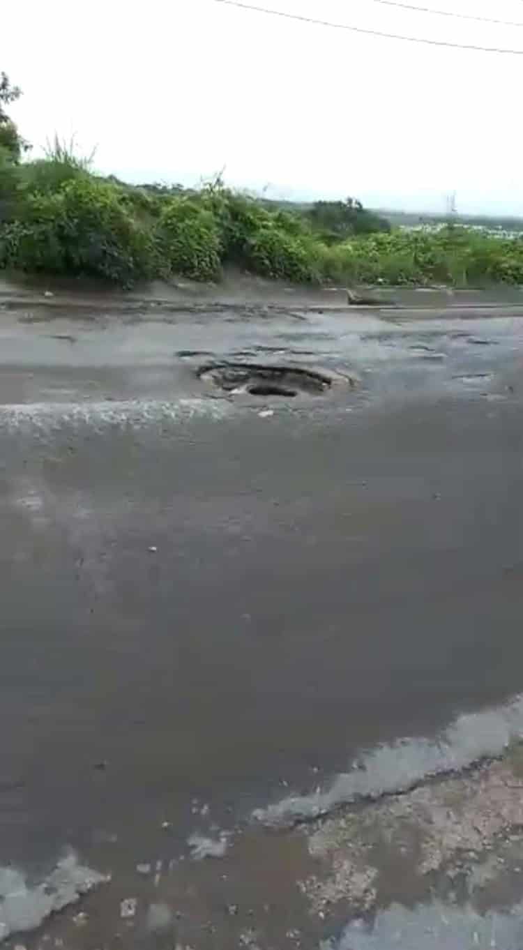 ¡Hay más hoyos que calles! Se forman enormes baches en Lomas 4 en Veracruz