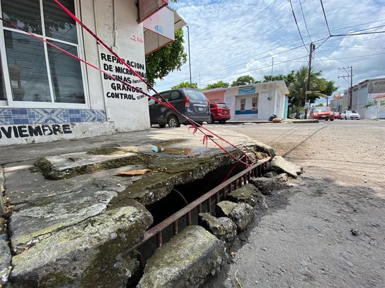Piden atender tragatormentas y tapar baches en colonia de Boca del Río
