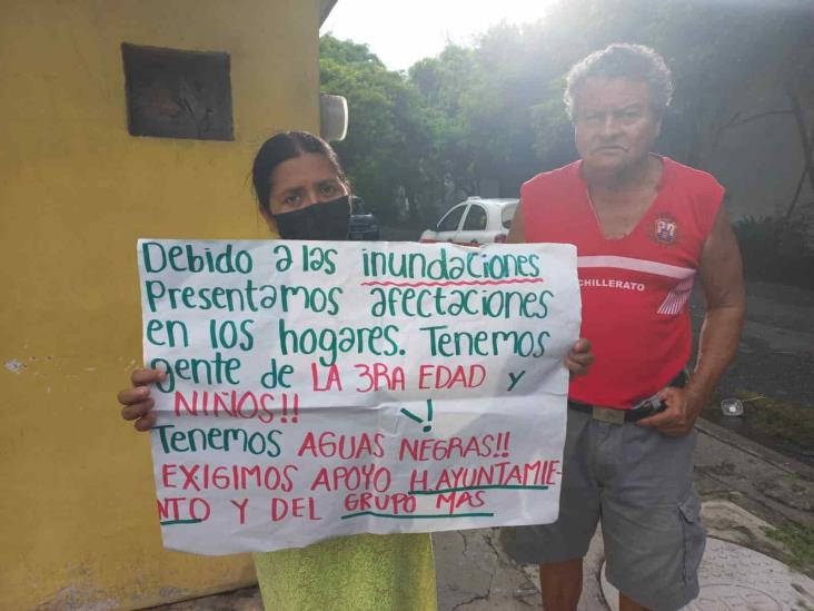 Se manifiestan en la colonia Virgilio Uribe de Veracruz; piden desazolve del drenaje