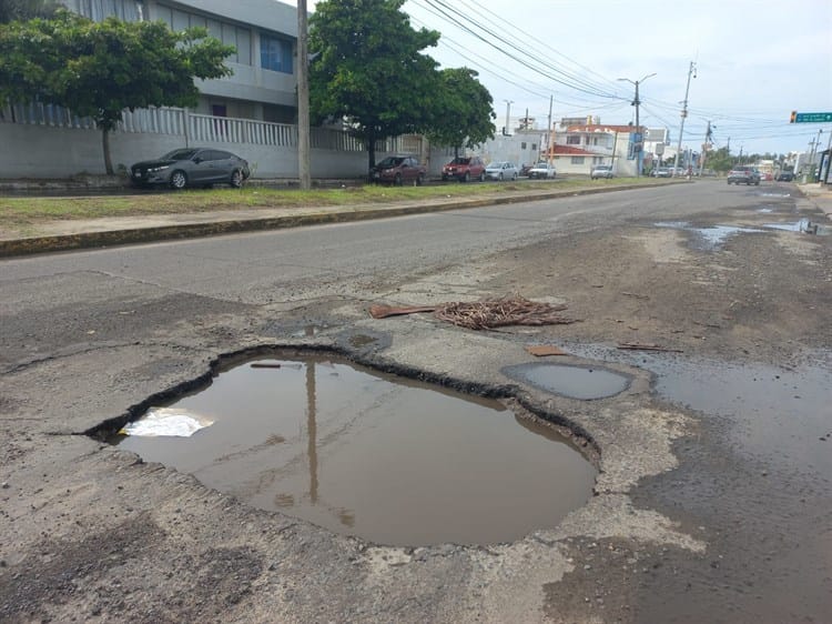 Denuncian calles en mal estado en fraccionamiento de Boca del Río