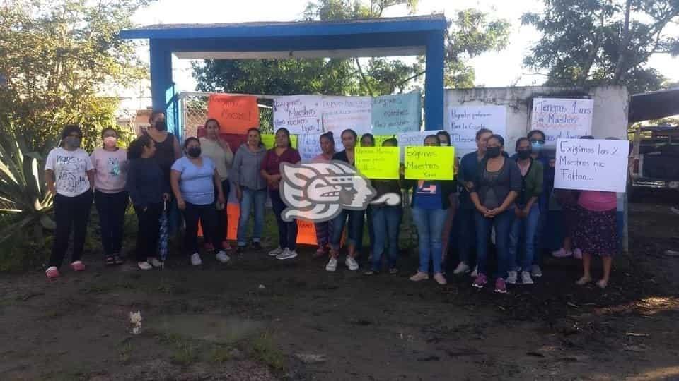 Protestan para exigir docentes en telesecundaria de Coatepec