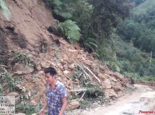 Deslave en Los Reyes bloqueó un carril en la carretera Orizaba-Zongolica