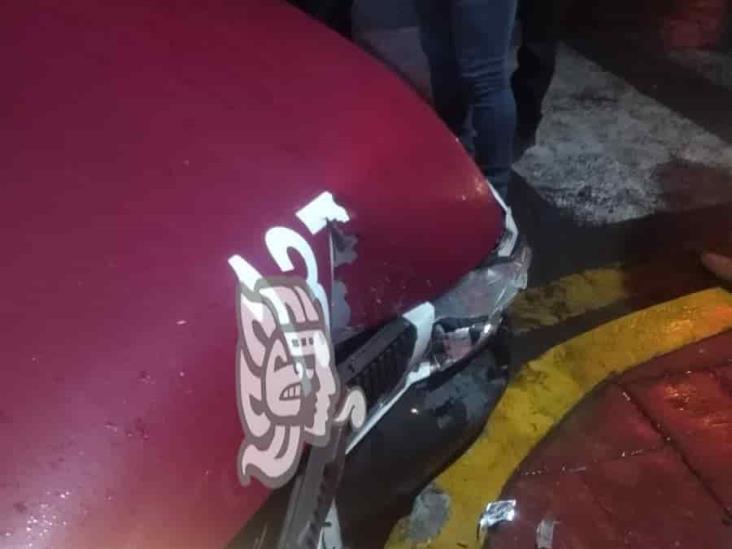 Taxi choca contra los arcos de Mendoza; hubo un lesionado