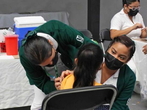 Inicia aplicación de segunda dosis contra covid a menores en Medellín de Bravo