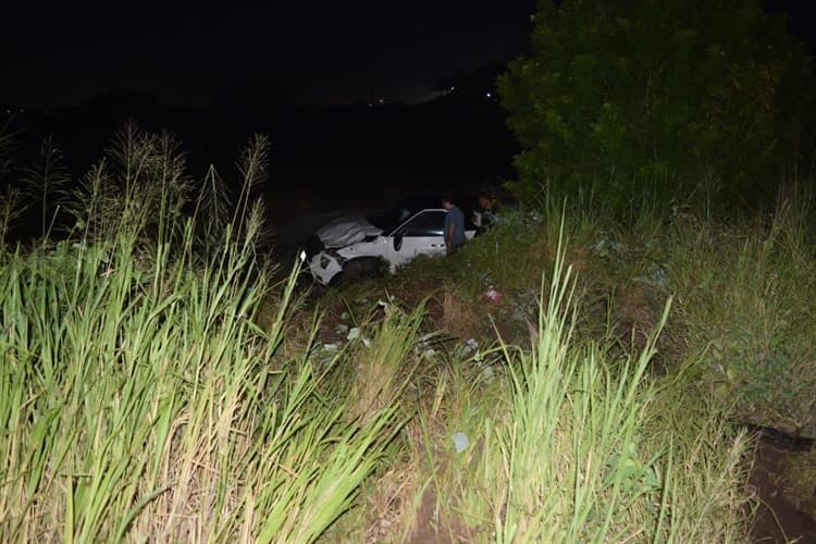 Auto sale de la carretera y cae en zanja en la colonia El Vergel en Veracruz