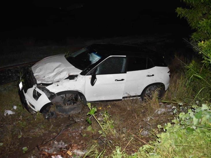 Auto sale de la carretera y cae en zanja en la colonia El Vergel en Veracruz