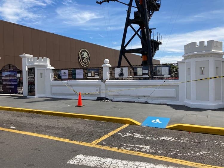 En riesgo de colapsar barda del Museo Naval en Veracruz