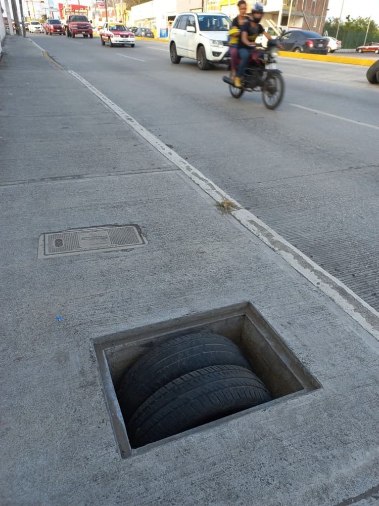 ¡Con llantas! Vecinos tapan registro abierto en calles de Veracruz; temen accidentes