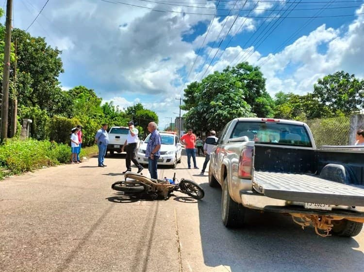 Camioneta choca contra motociclista en Isla