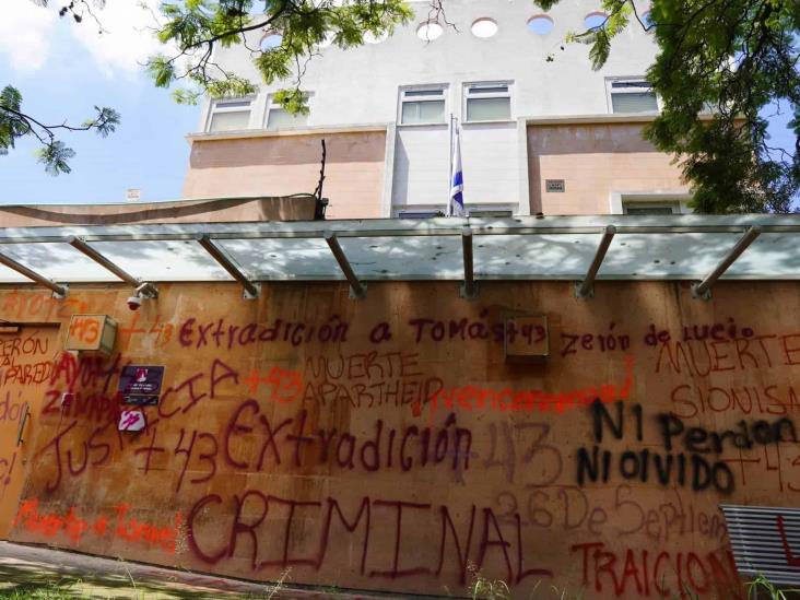 Normalistas hacen pintas en embajada de Israel en CDMX
