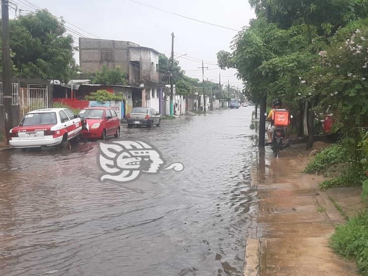 Incesante lluvia deja lagunas en la avenida General Anaya