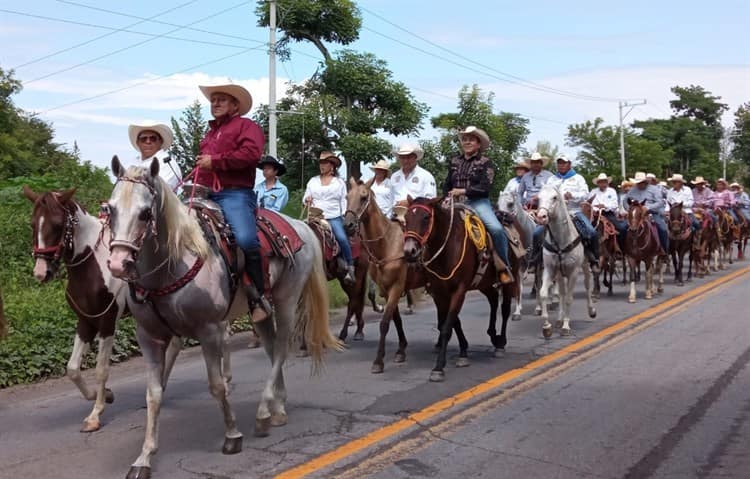 Realizan cabalgata en honor a San Mata Mateo en Paso de Ovejas
