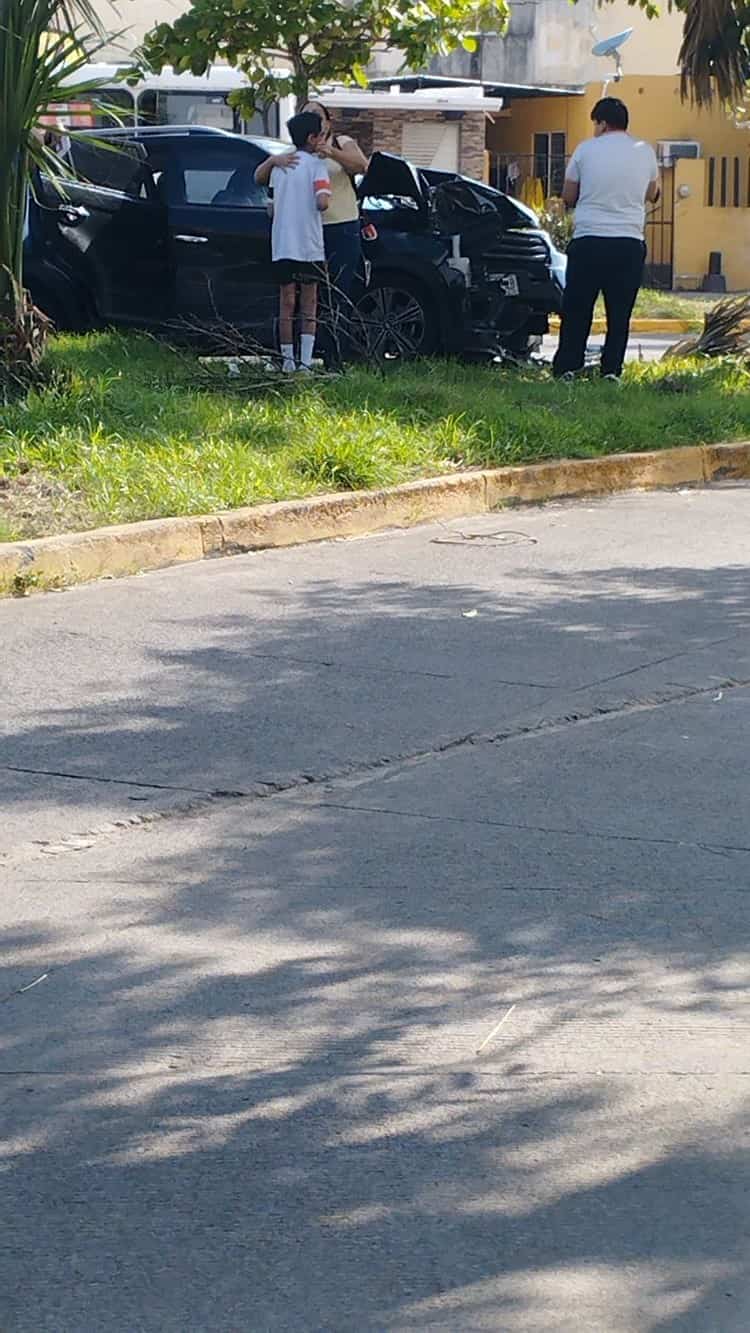 Accidente automovilístico deja a dos menores lesionados en Medellín de Bravo