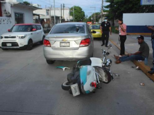 Motociclista choca por alcance en Veracruz; hay una persona lesionada