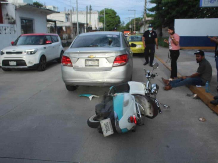 Motociclista choca por alcance en Veracruz; hay una persona lesionada