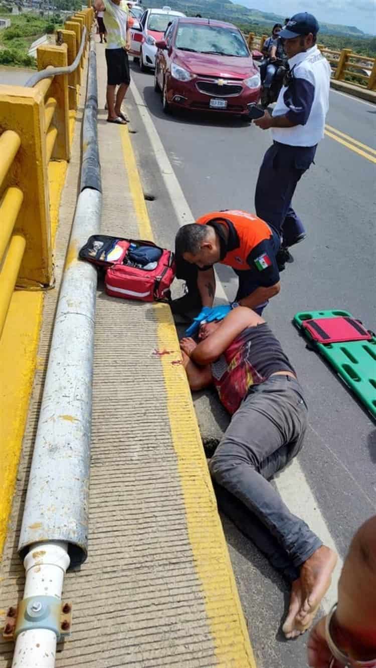 Pescador cae de su motocicleta al cruzar el puente de Alvarado