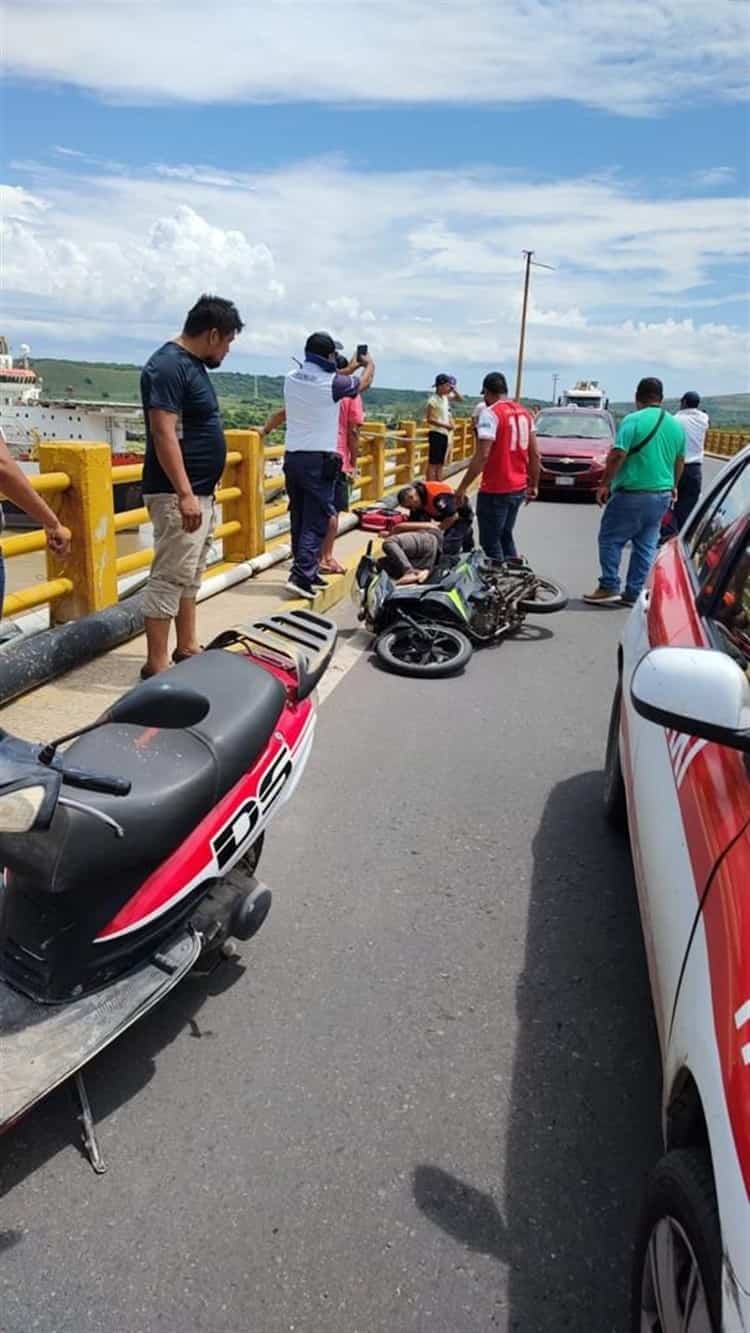 Pescador cae de su motocicleta al cruzar el puente de Alvarado