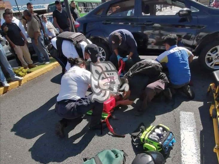 Motociclista terminó bajo otro auto en Orizaba; fue hospitalizado (+Video)