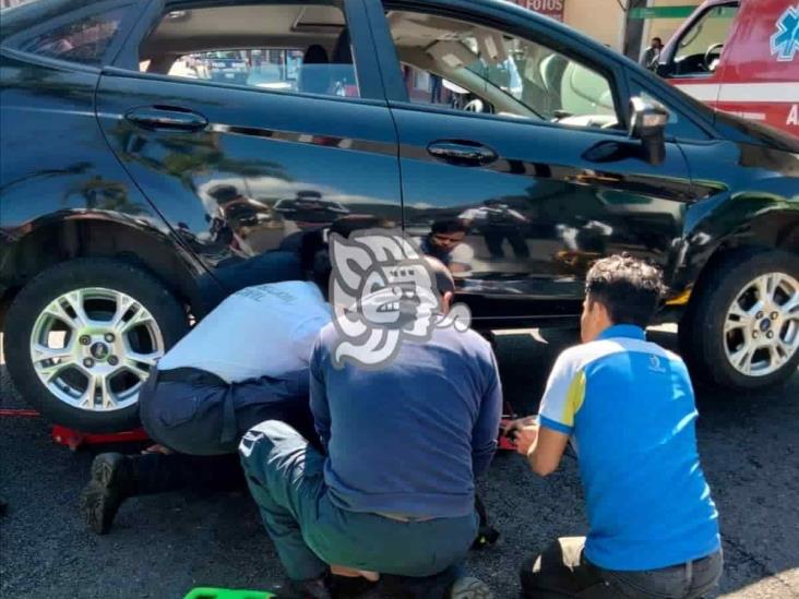 Motociclista terminó bajo otro auto en Orizaba; fue hospitalizado (+Video)