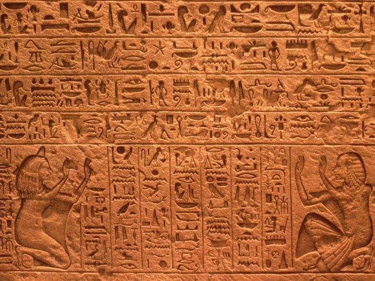 Bajo heces de ave, hallan jeroglíficos en un templo egipcio