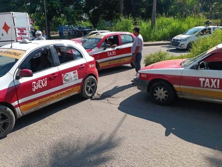Taxistas bloquearon calle de Veracruz por malas condiciones