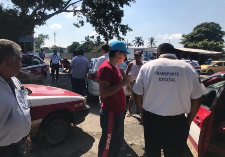 Taxistas bloquearon calle de Veracruz por malas condiciones