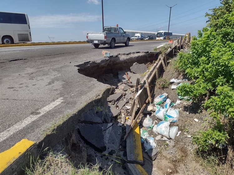 Se registra deslave en el distribuidor vial Cabeza Olmeca en Veracruz (+Video)