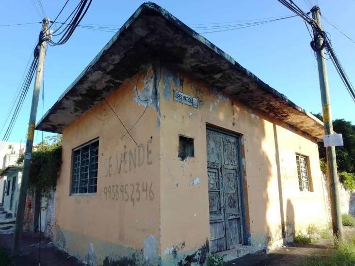 Colonos en Boca del Río afectados por vivienda en completo abandono, se cae a pedazos