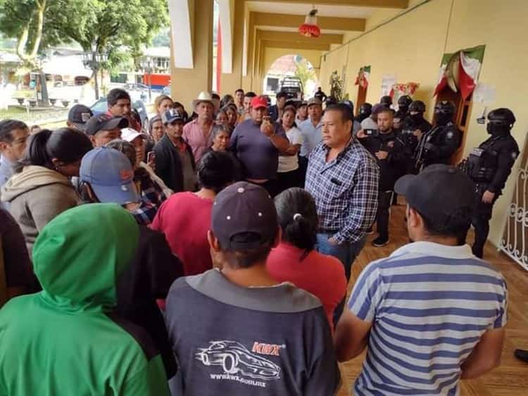 Video: Golpean a regidor de Ayahualulco durante sesión de Cabildo