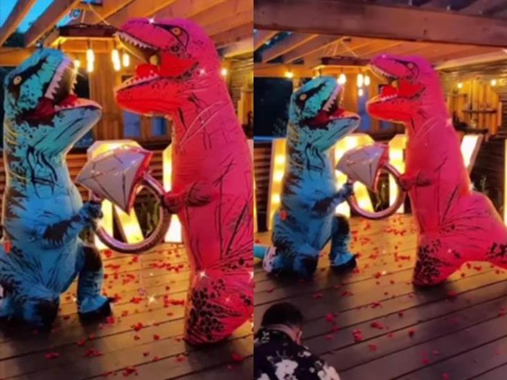 Vestidos de dinosaurios, se compromete pareja de novios (Video)