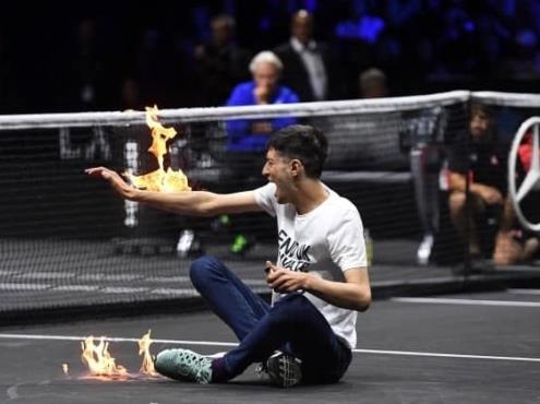 En juego de Federer y Nadal, se prende fuego para protestar contra contaminación