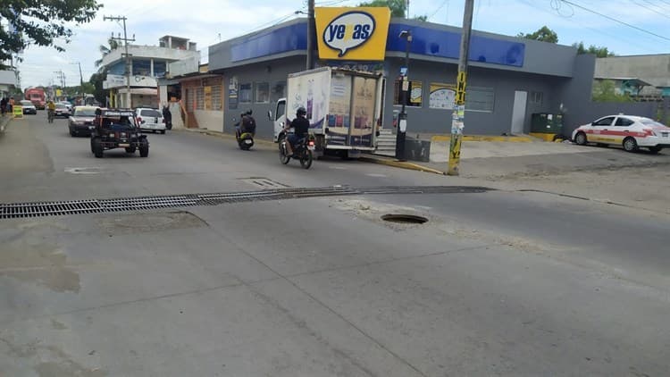 Registros sin tapa y calles encharcadas aquejan a ciudadanos en Veracruz
