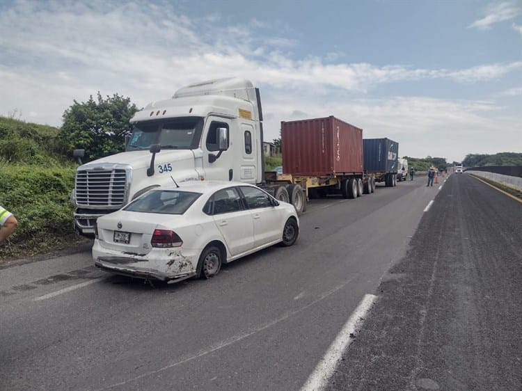 Tráiler impacta a automóvil sobre la autopista Veracruz-Córdoba