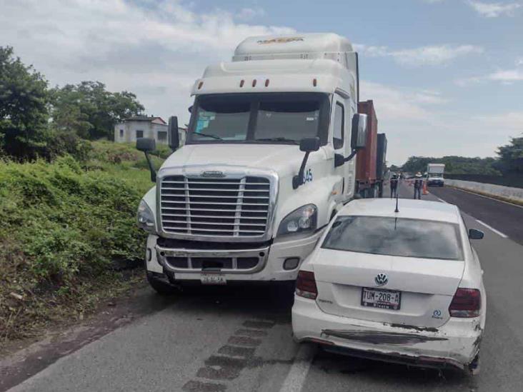 Tráiler impacta a automóvil sobre la autopista Veracruz-Córdoba