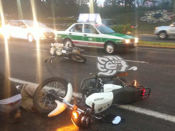 En Xalapa, choca contra camioneta frente a monumento a Guizar y Valencia