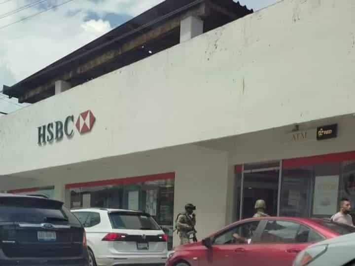 Ladrón ingresa a banco para robar a cuentahabiente en Tuxpan, logra huir
