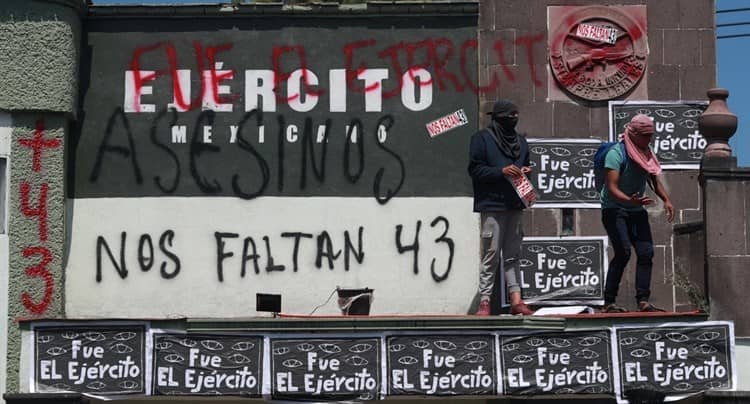 Video: Manifestantes ingresan a Campo Militar por caso Ayotzinapa, hay 39 heridos