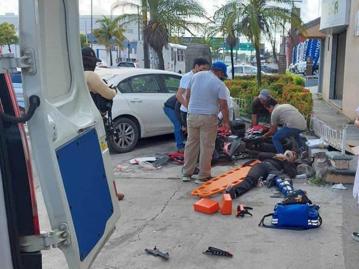 Motociclista se impacta contra un automóvil en colonia de Veracruz