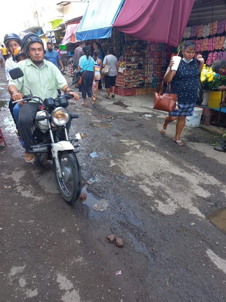 Con escombros y adoquines ciudadanos rellenan baches en el centro de Veracruz