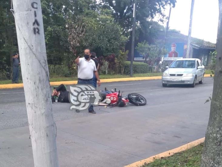 Motociclista sale lesionado al chocar contra auto en avenida Ávila Camacho de Xalapa