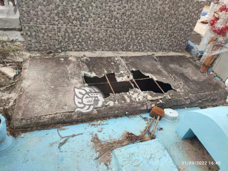 Piden a propietarios de lotes dar mantenimiento a gavetas en panteón de Misantla