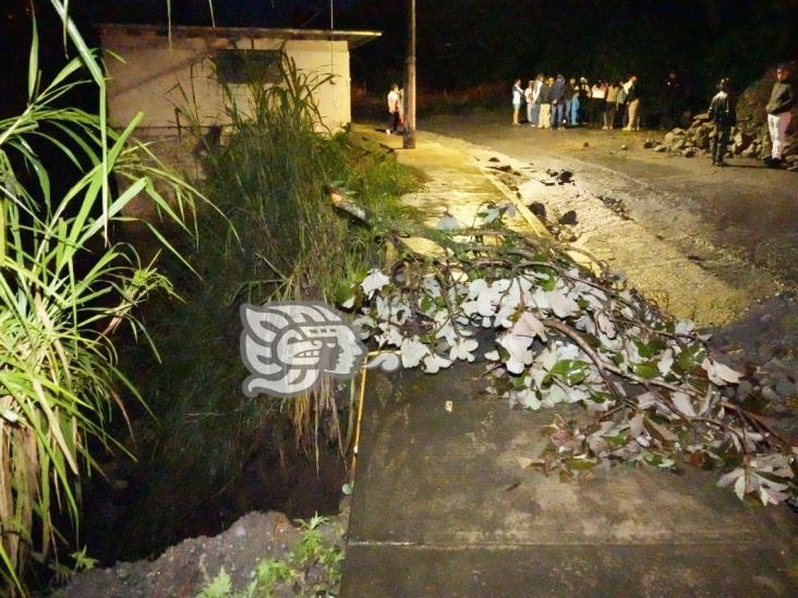 Lluvias provocan otro socavón en la carretera Atzacan-Orizaba
