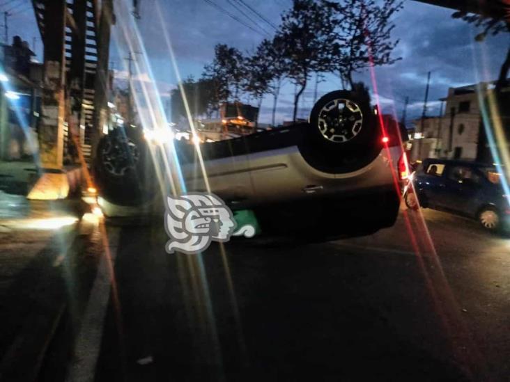 Vuelca vehículo al protagonizar choque en avenida Lázaro Cárdenas de Xalapa