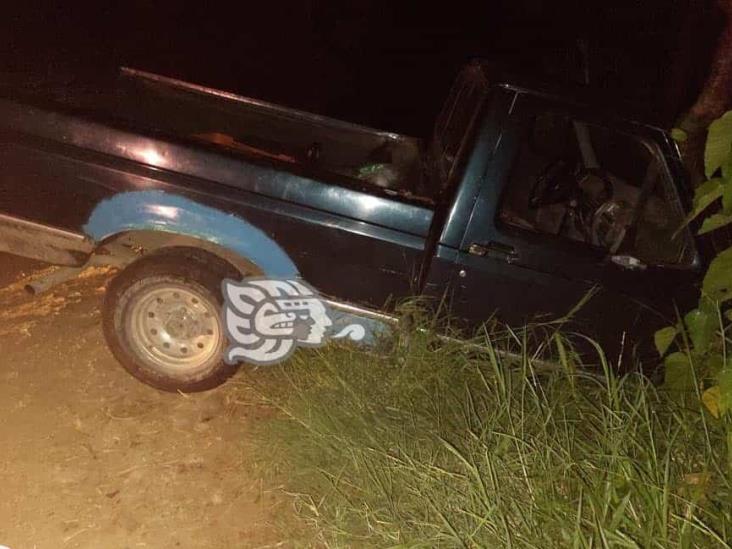 Policías de Yecuatla hallan camioneta abandonada en brecha municipal