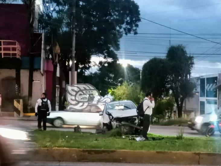 Vuelca vehículo al protagonizar choque en avenida Lázaro Cárdenas de Xalapa