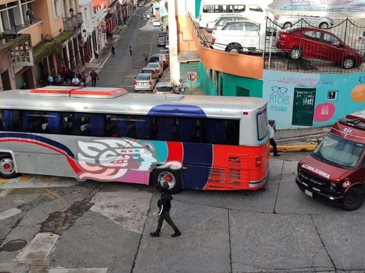 Autobús provoca caos vial al quedar atravesado en la calle de Úrsulo Galván (+Video)