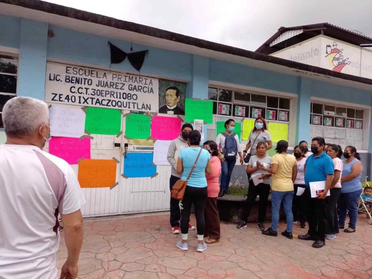 Expresan padres de escuela Benito Juárez de Ixtac rechazo a reubicación