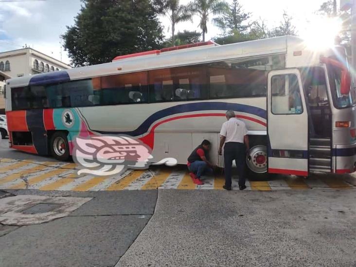 Autobús provoca caos vial al quedar atravesado en la calle de Úrsulo Galván (+Video)